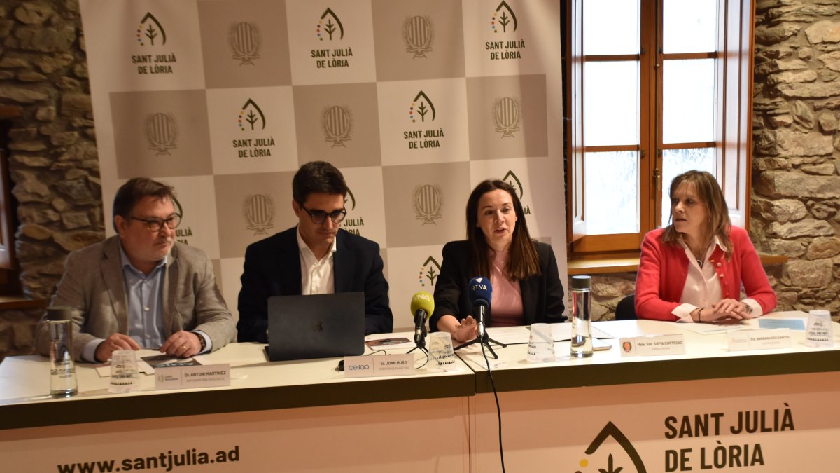 Representants del comú, l’empresa Cellab, Assandca i AMIC, ahir.