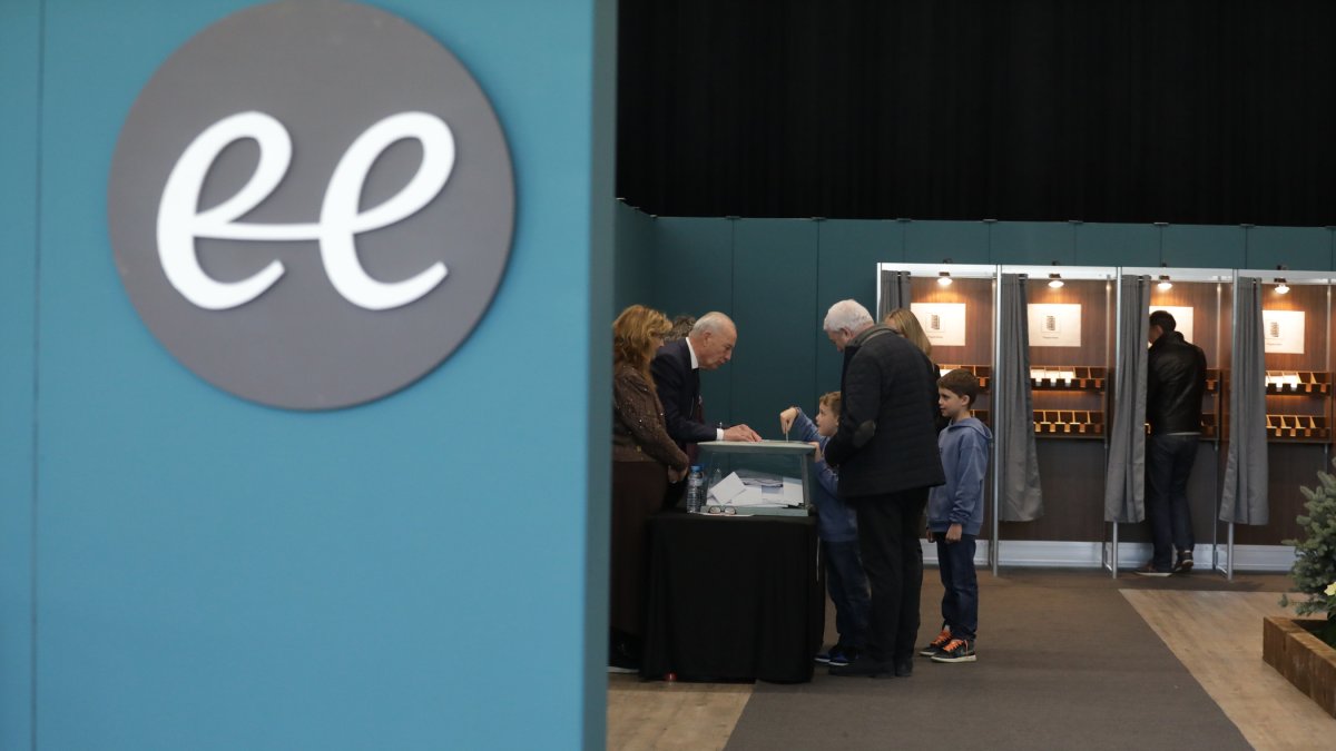 Andorrans exercint el dret a vot.