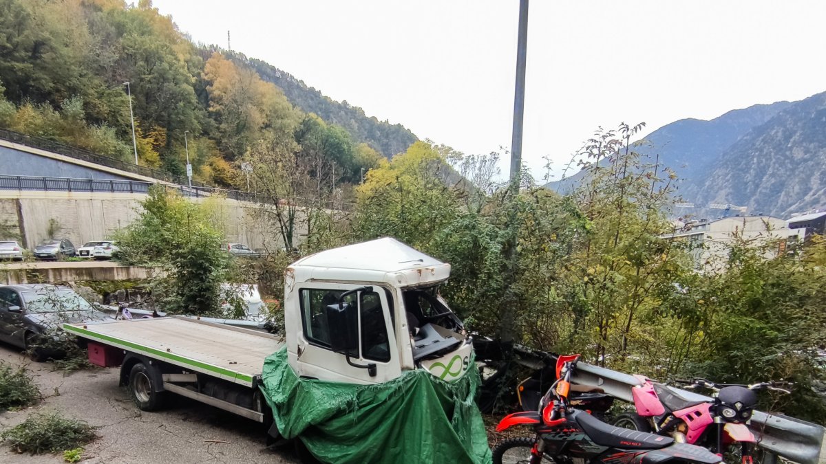 El camió d'assistència del conductor que va morir en xocar contra un edifici baixant del Cortals d'Encamp el febrer del 2024