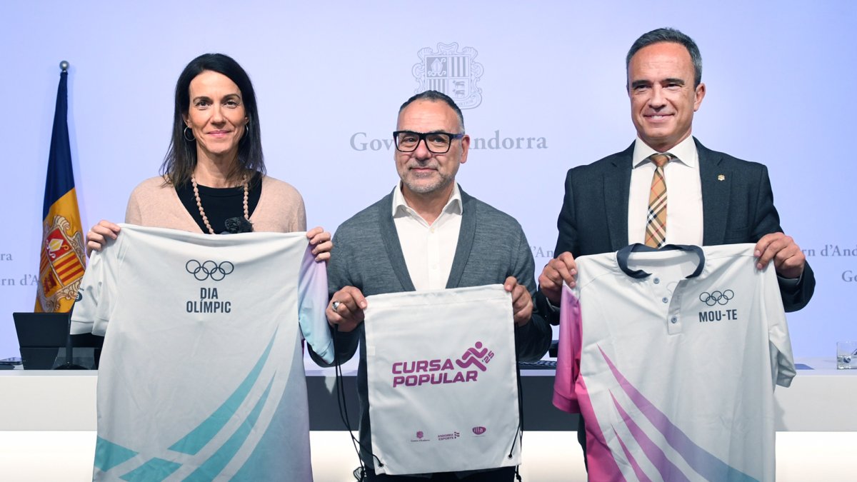 Els secretaris d’Estat Cristina Pérez i Alain Cabanes, amb les samarretes.
