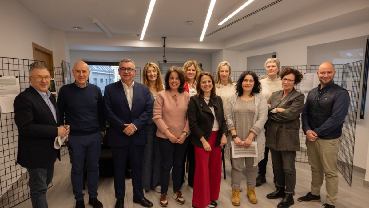 Els participants en el concurs, els cònsols i el director de FEDA.