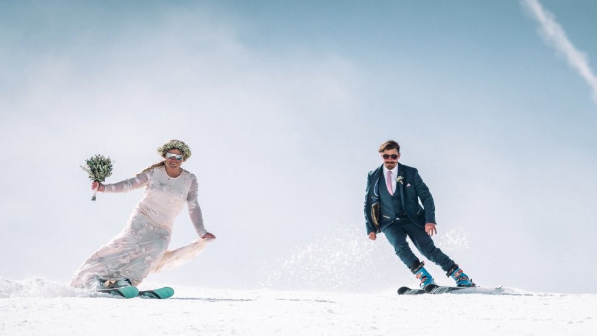 Els nuvis esquiant després de la cerimònia.