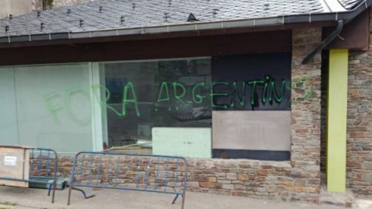 Les pintades a un edifici d'Arinsal contra els argentins