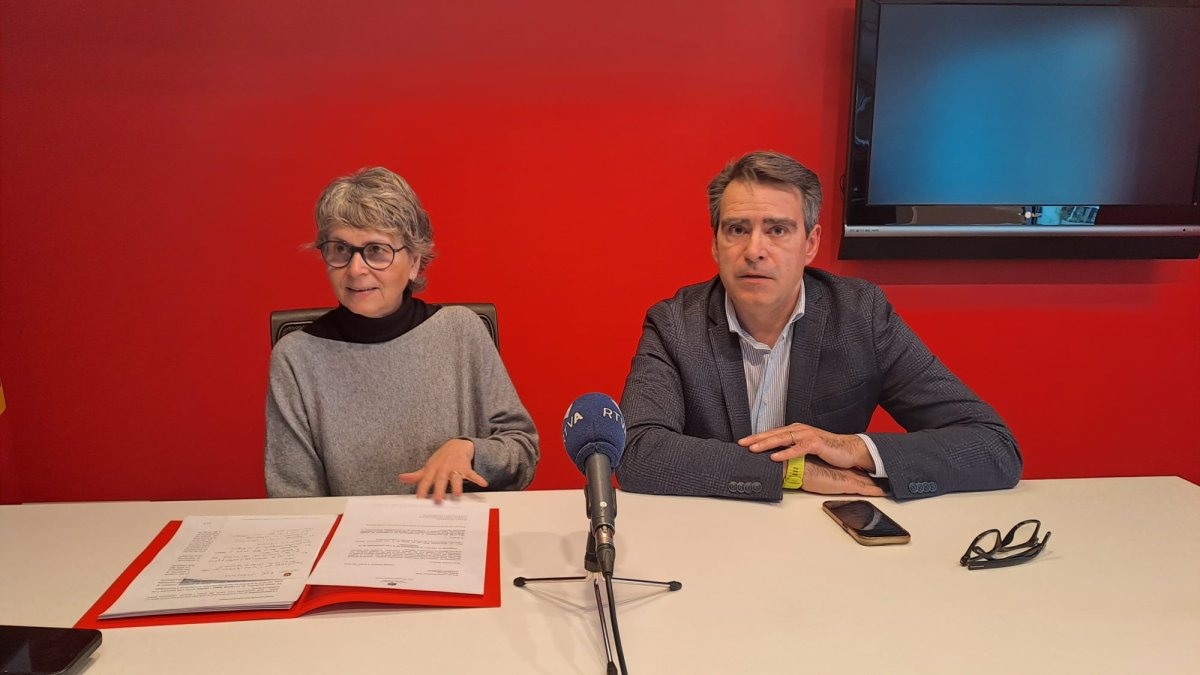 David Pérez amb la consellera general Susanna Vela en una roda de premsa del PS