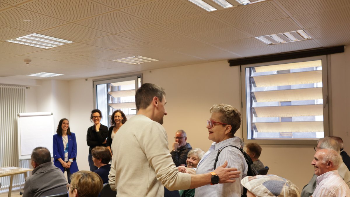 El conseller de Serveis Públics, i de Medi Ambient i Patrimoni Natural d'Andorra la Vella, Jordi Cabanes, lliura les claus a una de les beneficiàries dels horts.