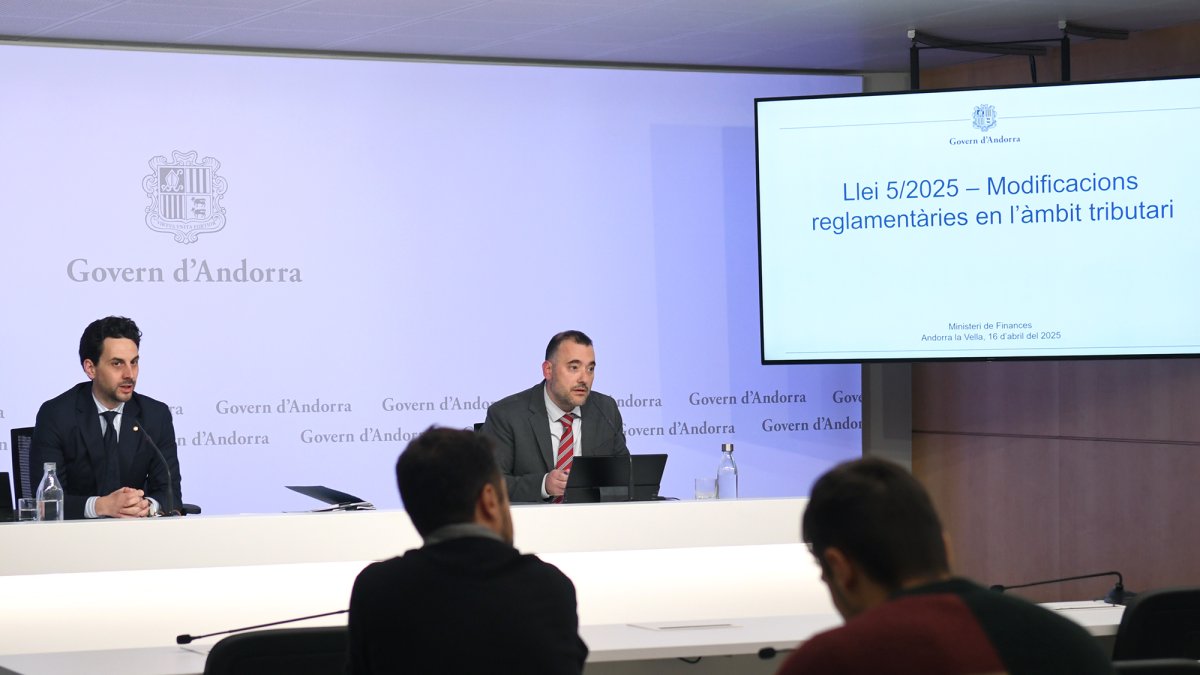 El ministre Guillem Casal i el director de Tributs i Fronteres, Carles Ferreira, han explicat els canvis per la llei òmnibus