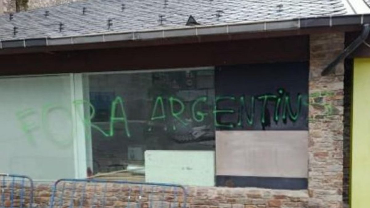 Pintada en un edifici d’Arinsal contra els argentins.