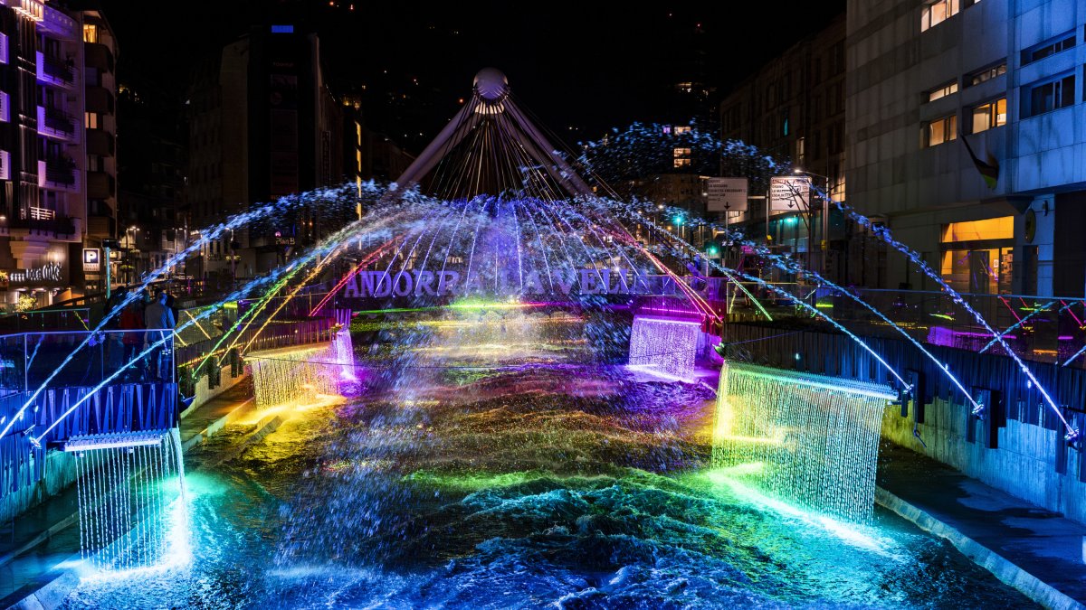 Espectacle de llums i música en la inauguració de les Fonts de la Rotonda