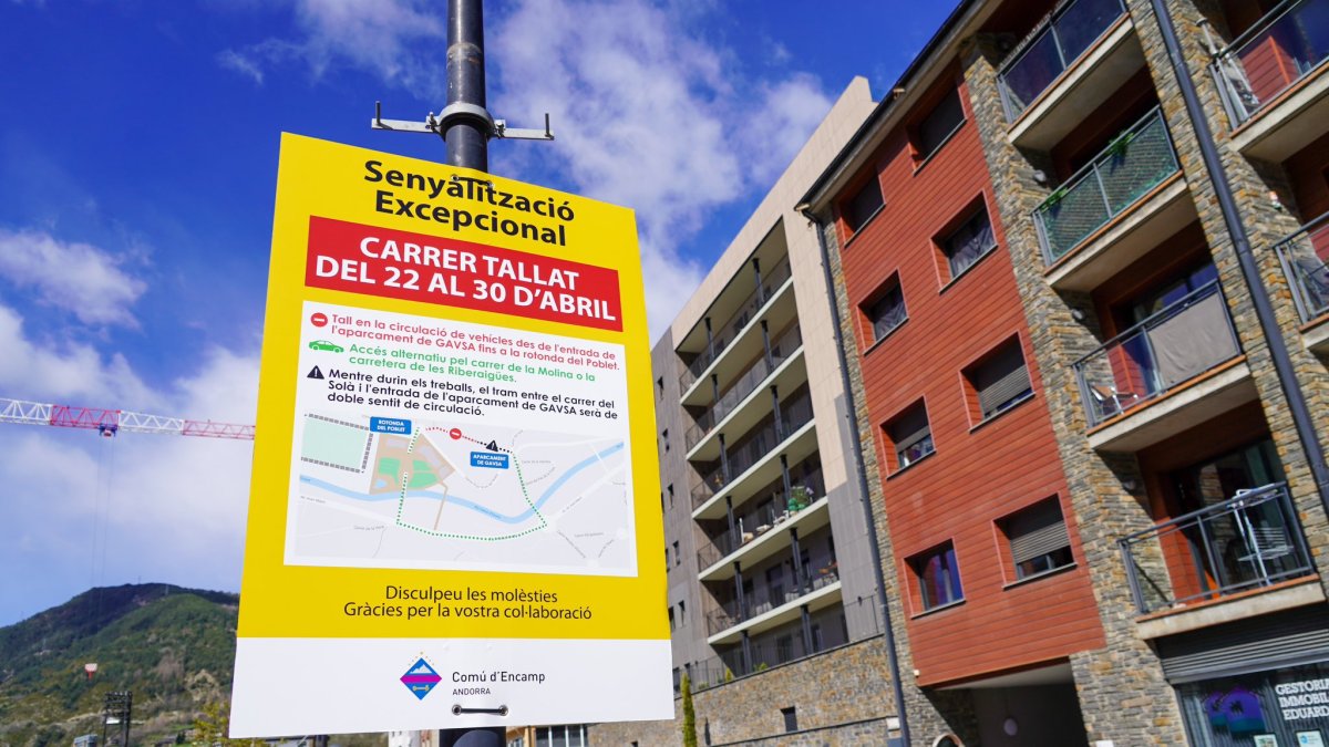 Cartell del tall a l'avinguda Príncep Benlloch d'Encamp.