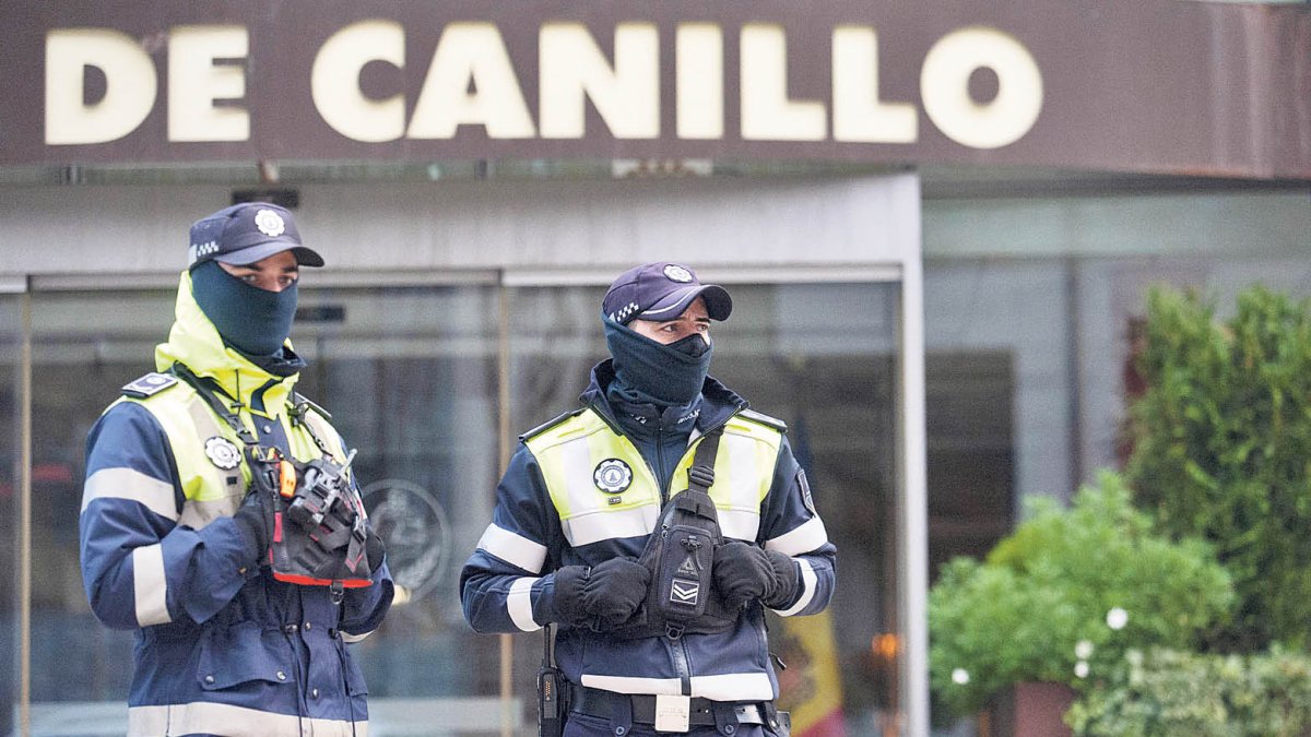 Dos agents de ciculació davant del comú