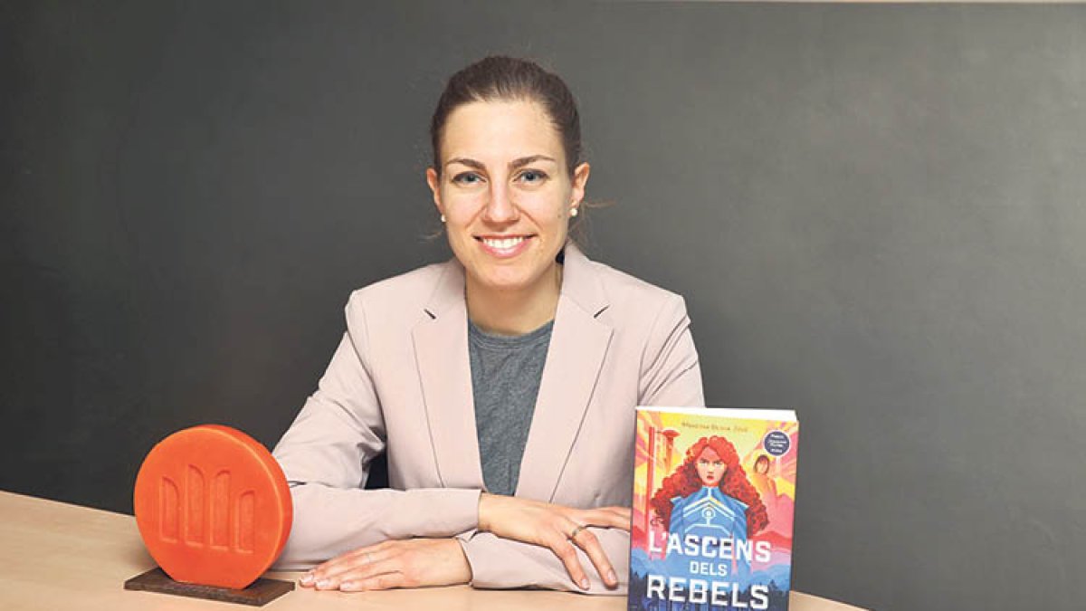 Mariona Bessa amb la novel·la ‘L’ascens dels rebels’ i el guardó.
