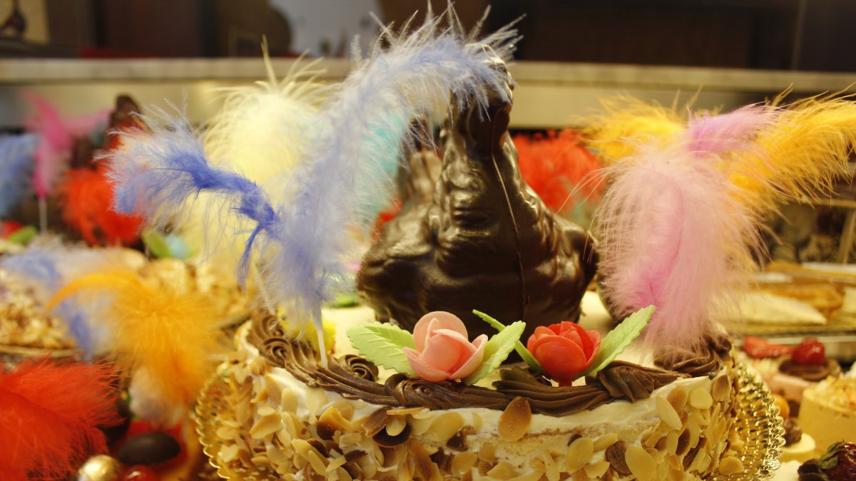 Un pastís de mona amb gallina de xocolata.