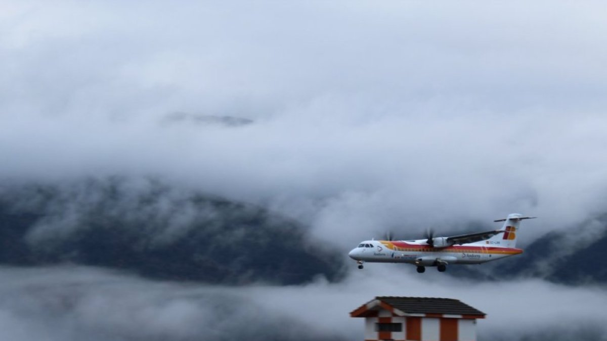 Un avió d’Air Nostrum a l’aeroport de la Seu.