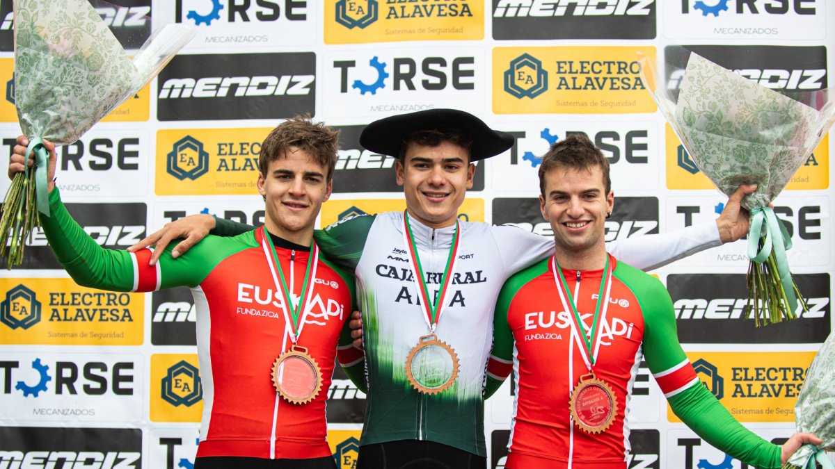 Adrià Regada, al centre.