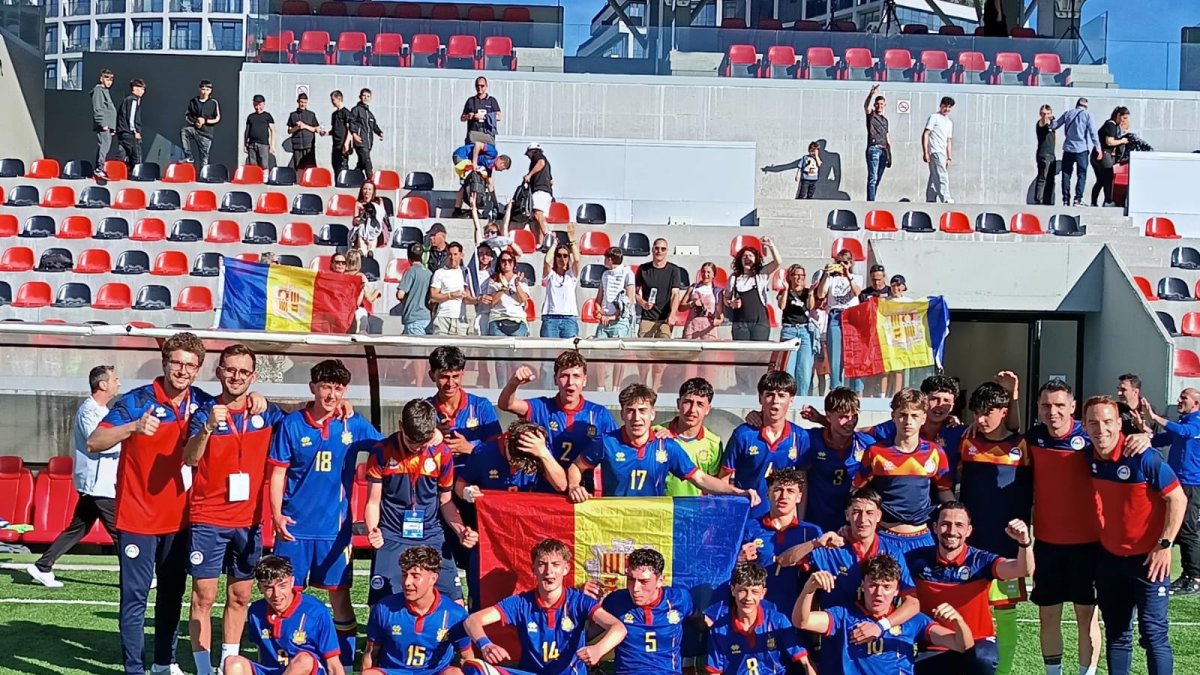 Els jugadors de la sub 16 celebrant el triomf.