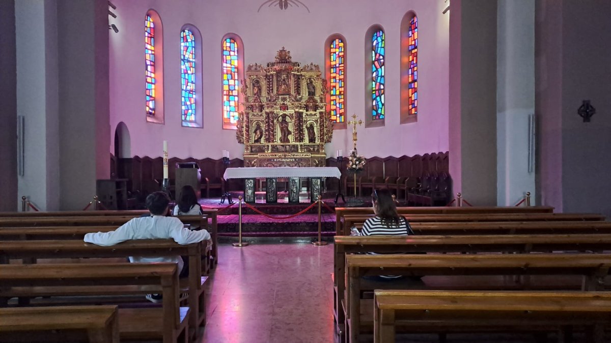 Fidels a l’església de Sant Esteve d’Andorra la Vella, ahir.
