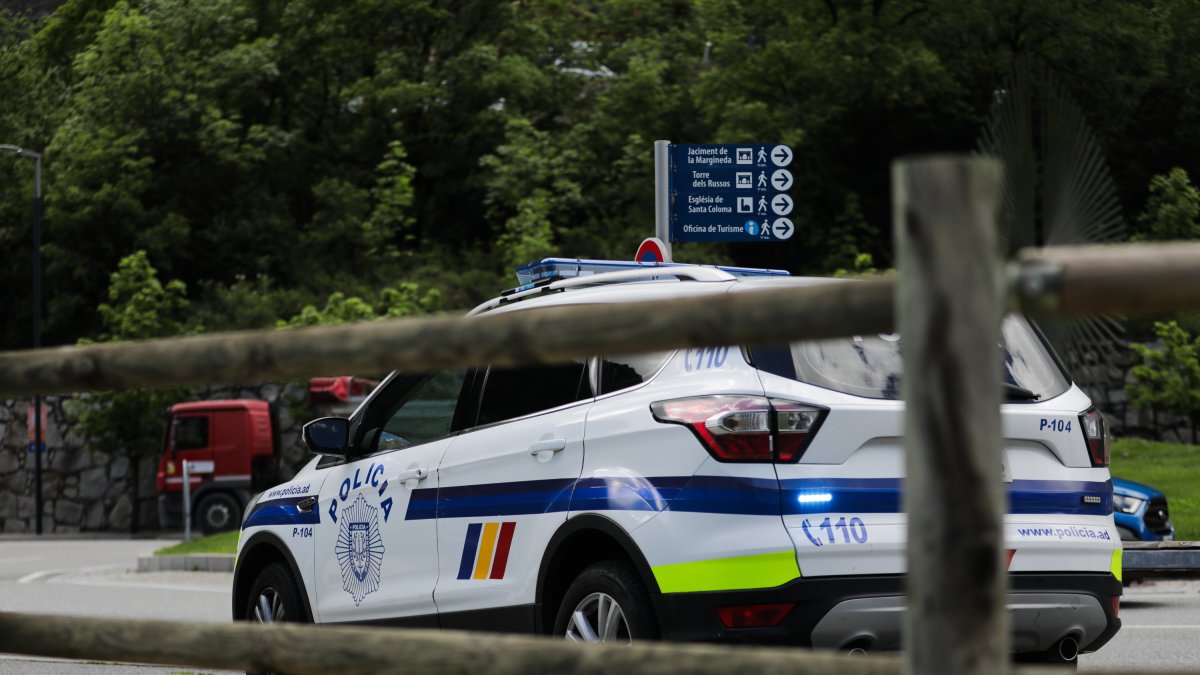 Un cotxe de policia.
