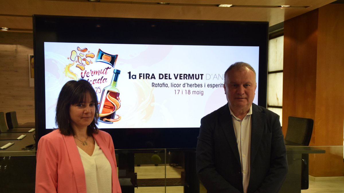 La consellera de Cultura del comú d'Ordino, Mònica Armengol, i el responsable de Menja’t Andorra, Toni Coromines, a la presentació.
