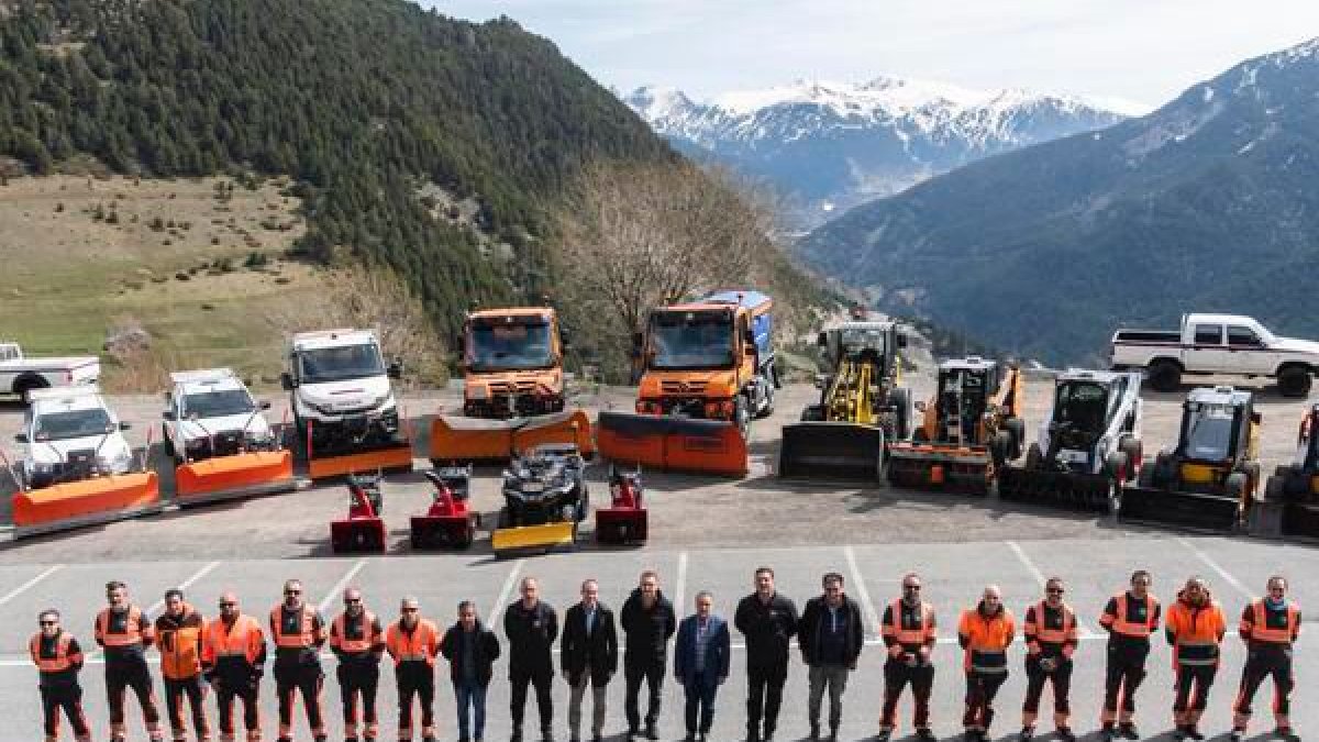 Representants i treballadors comunals amb la maquinària adquirida.