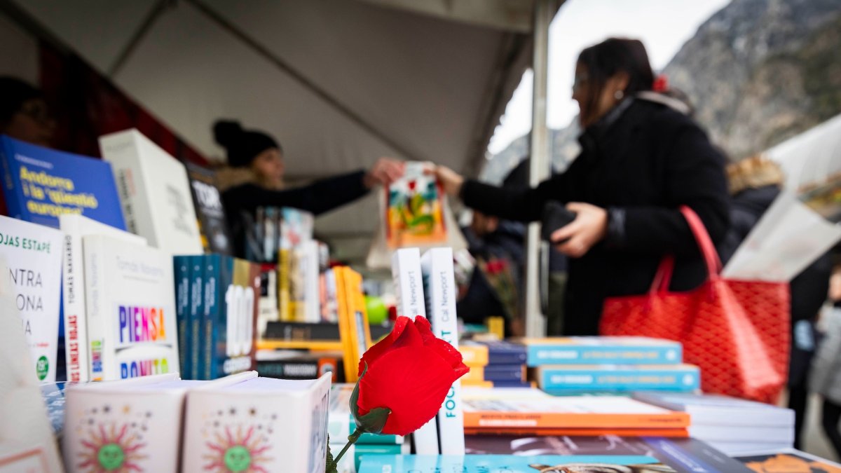 Una edició anterior de la fira de Sant Jordi d'Andorra la Vella
