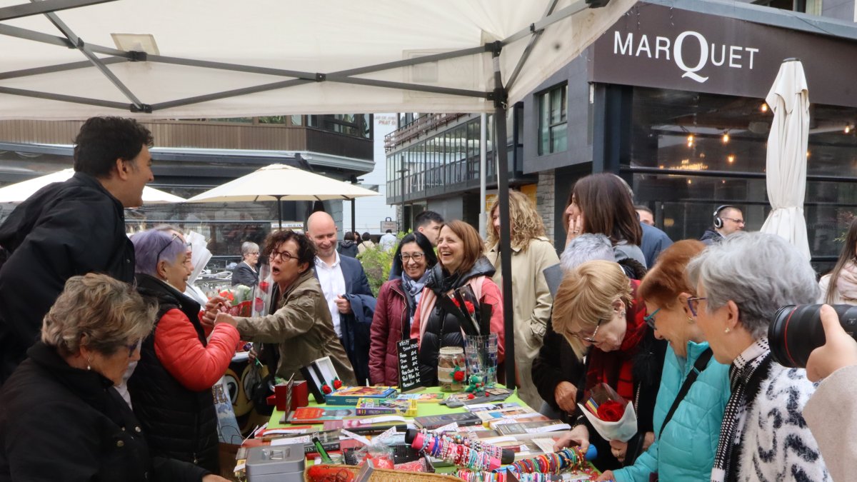 La fira de Sant Jordi a la plaça Coprínceps d'Escaldes-Engordany