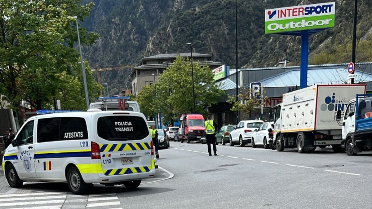 La policia a l'accident a la recta de Santa Coloma.