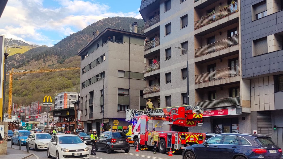 Els bombers al lloc dels fets.