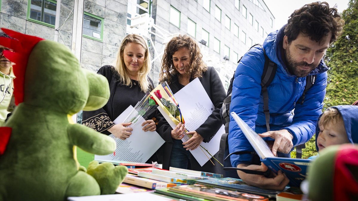 Una parada de llibres a la plaça de la Rotonda d’Andorra la Vella.