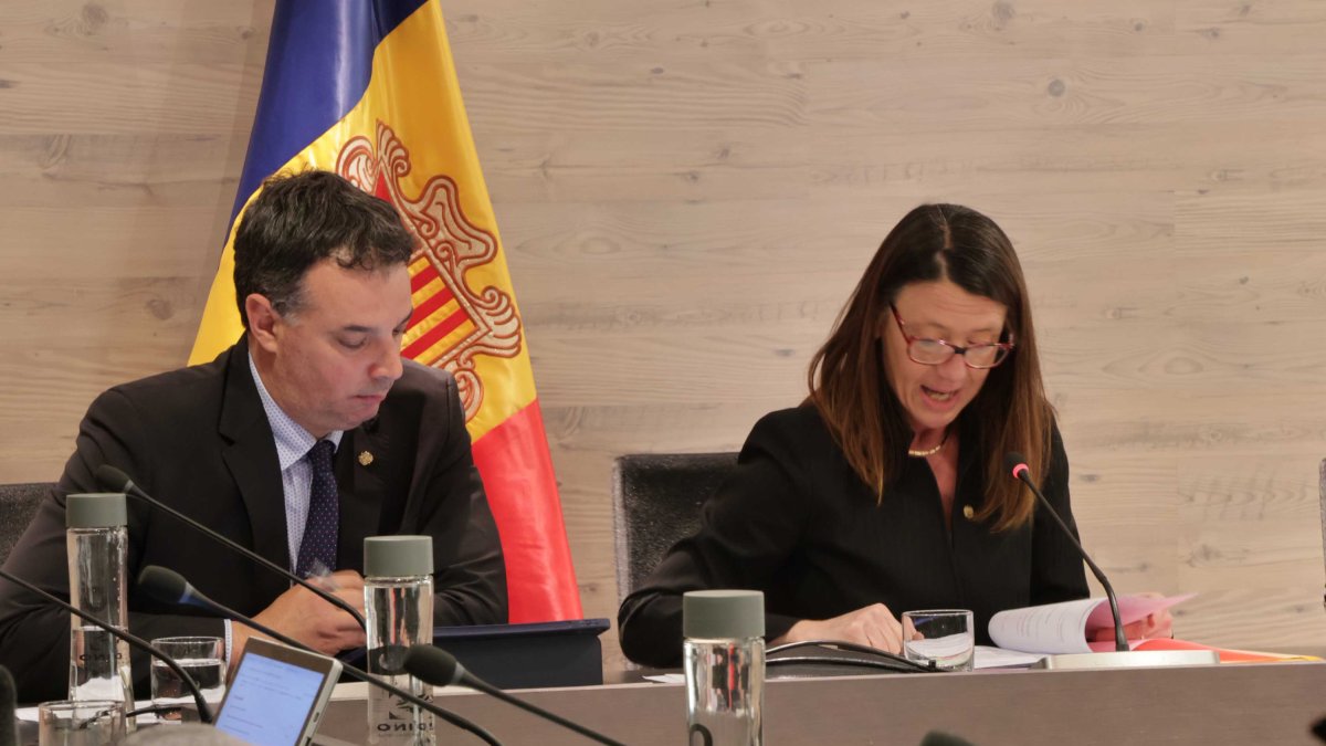 La cònsol major i el cònsol menor d'Ordino, Maria del Mar Coma i Eduard Betriu, durant el consell de comú