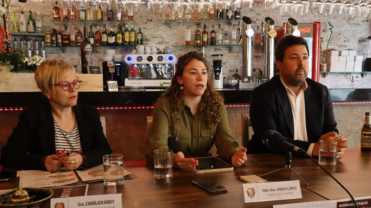 La cap del departament de Turisme, Canòlich Ribot, la consellera de Turisme, Judith López, i el director general IDPA, Arnaud Olive, durant la presentació de la 16a Ruta de la Tapa