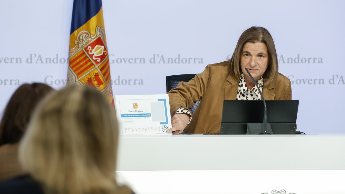 Trini Marín amb la targeta que van presentar ahir.