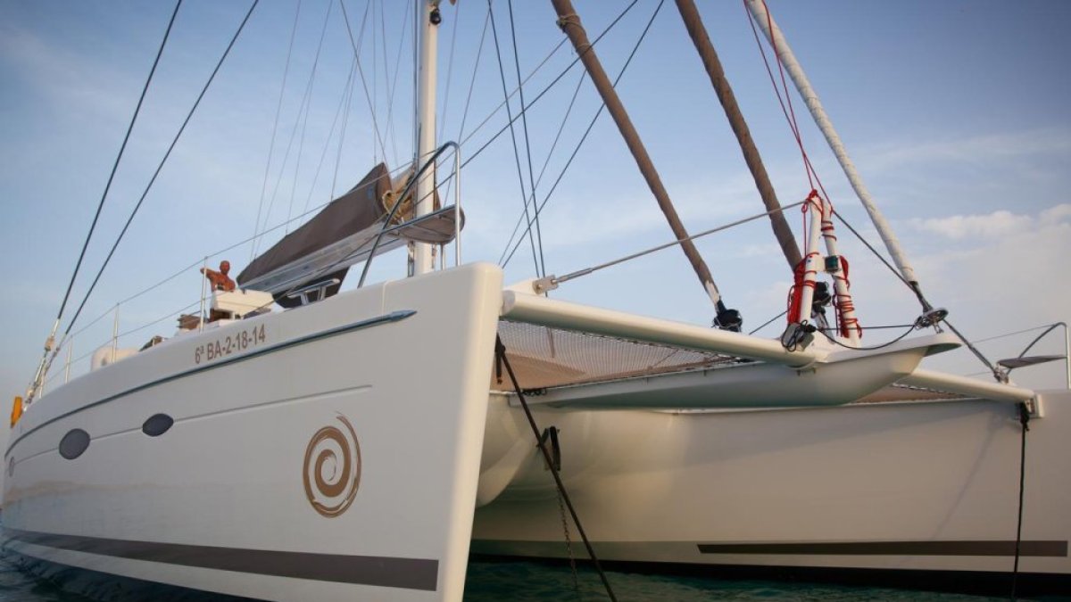 Un vaixell navegant per aigües catalanes