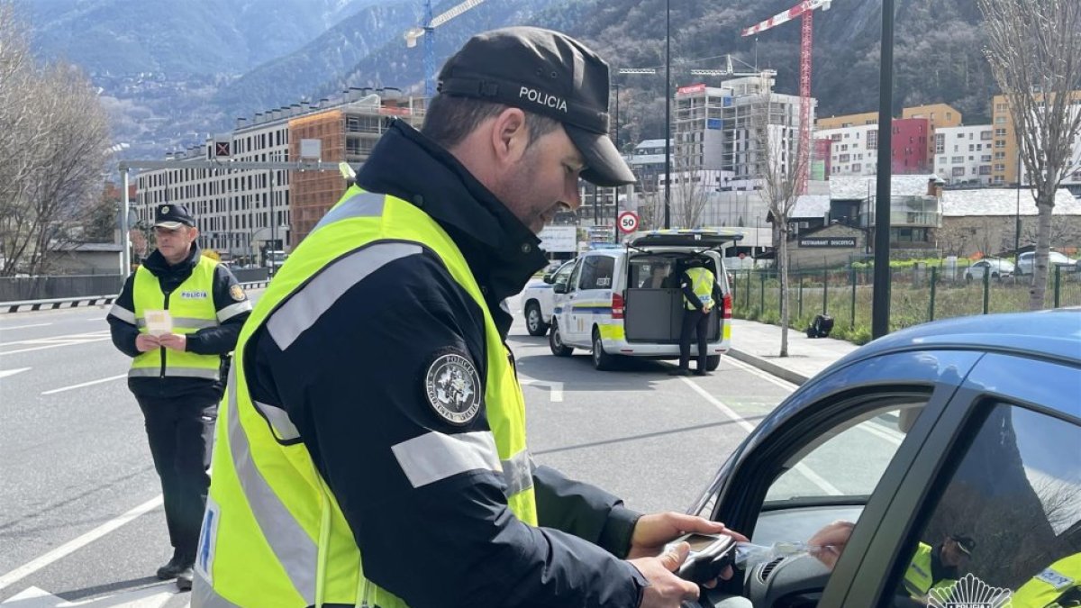 Un agent de la policia realitzant un control.
