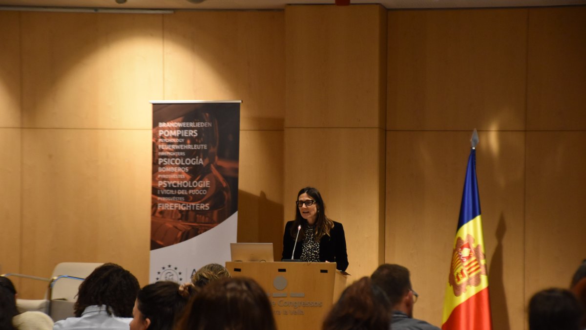 La ministra de Justícia i Interior, Ester Molné, durant la inauguració del Congrés europeu de psicologia aplicada als serveis de bombers i d’emergències.