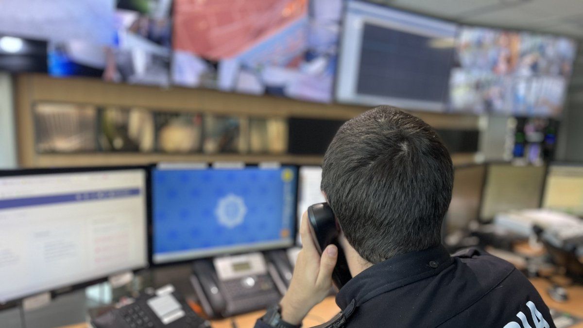 Un agent de policia al despatx.