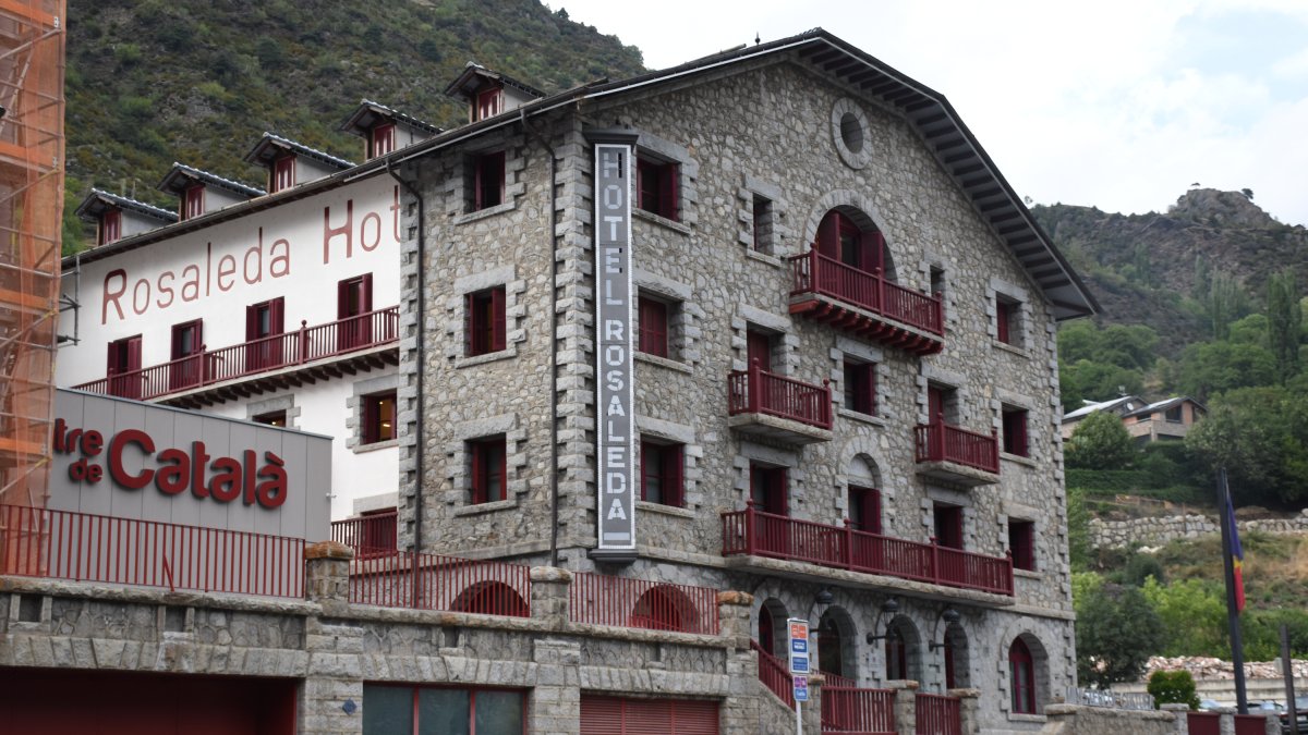 L’Hotel Rosaleda, seu del departament de Política Lingüística.