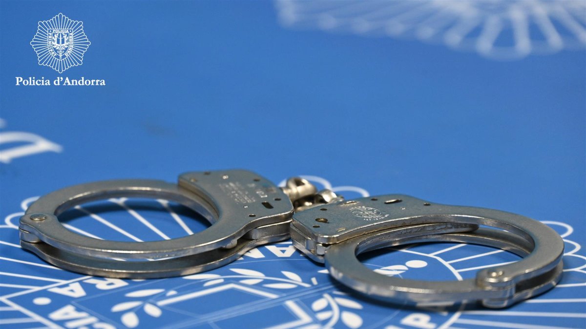 Unes manilles de la policia.