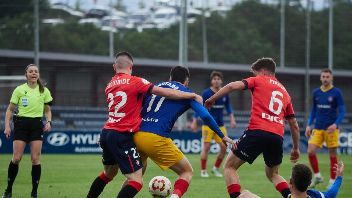 Un instant del partit entre l'Osasuna Promesas i l'FC Andorra