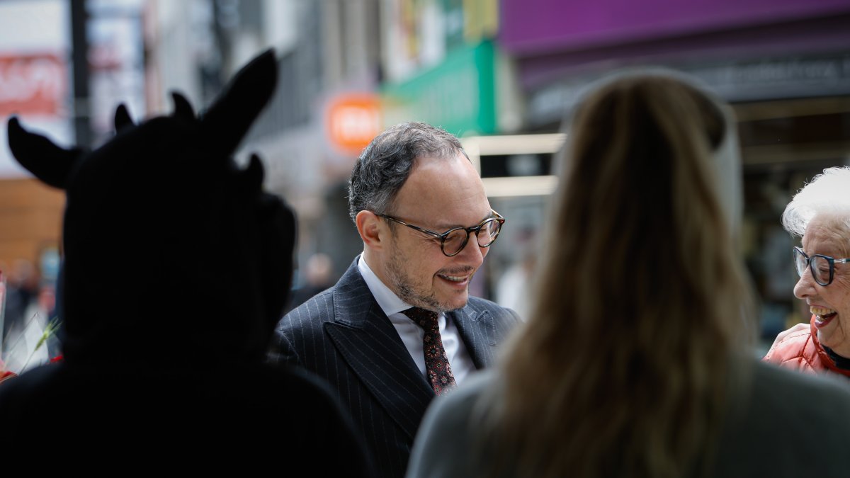 El cap de Govern passejant durant la diada de Sant Jordi.