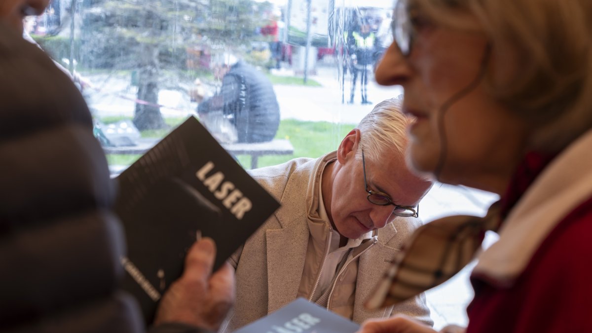 Frank Garcia signant ‘Làser’ per Sant Jordi.