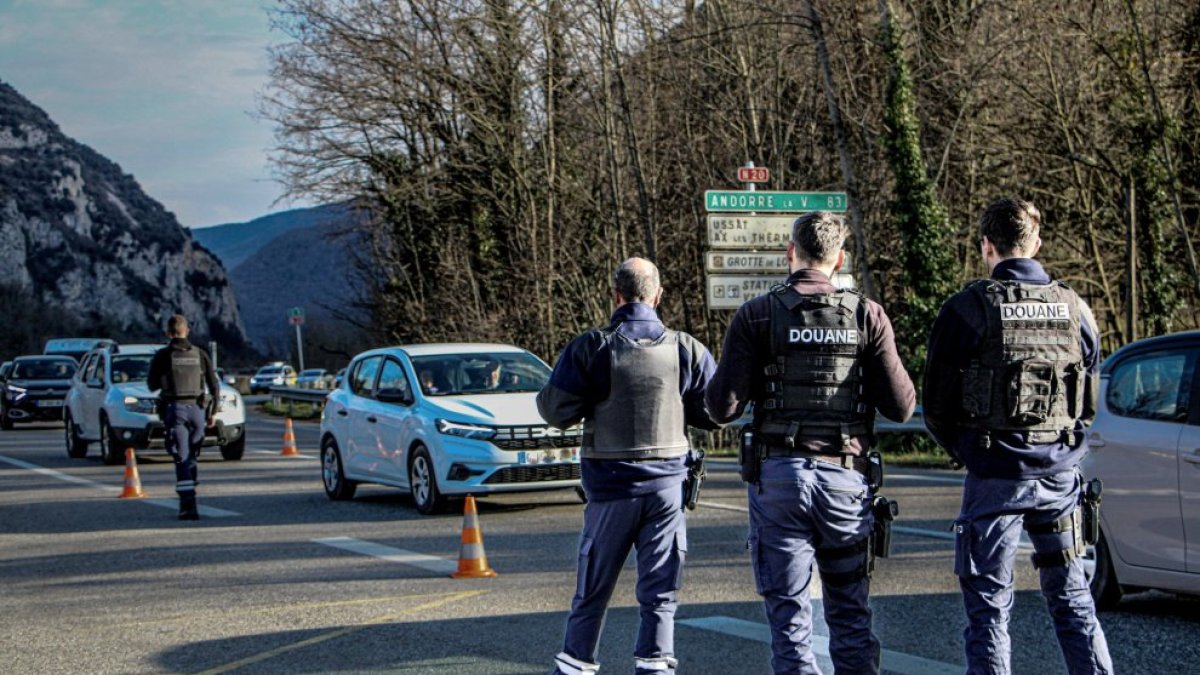 Un control de la policia francesa a l’Ospitalet.