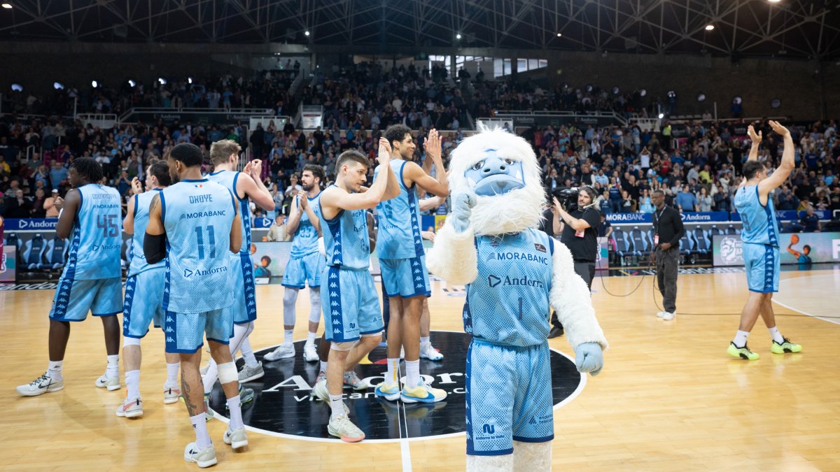 Els jugadors saluden al final del partit d’ahir al pavelló.