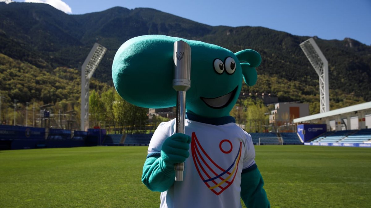 La mascota dels Jocs dels Petits Estats, Valiret, amb la torxa, aquest matí a l'Estadi Nacional.