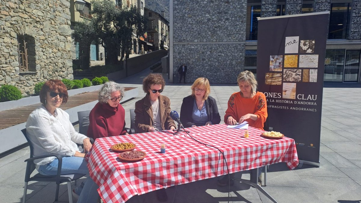 Presentació de l'exposició en homenatge a les deu sufragistes.