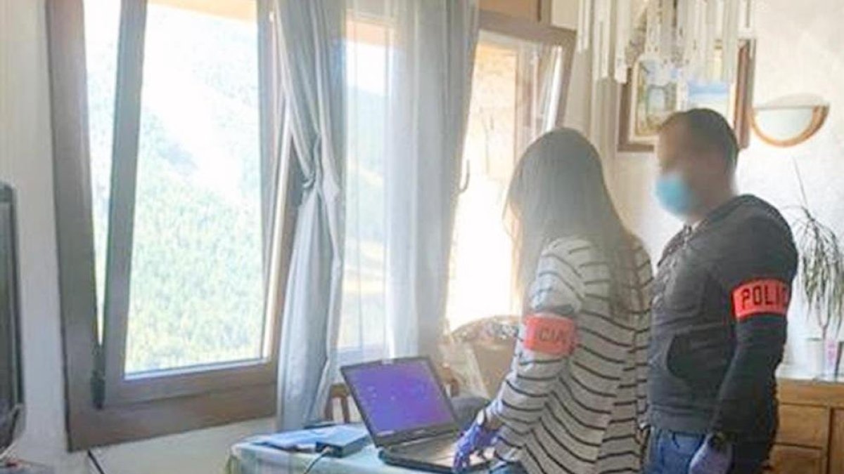 Agents de la policia en l’escorcoll del domicili del condemnat.