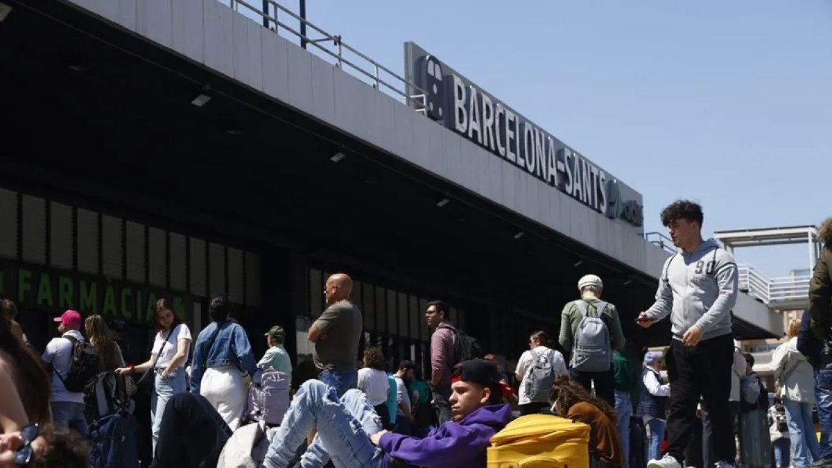 Viatgers penjats a les portes de l’estació barcelonina de Sants.