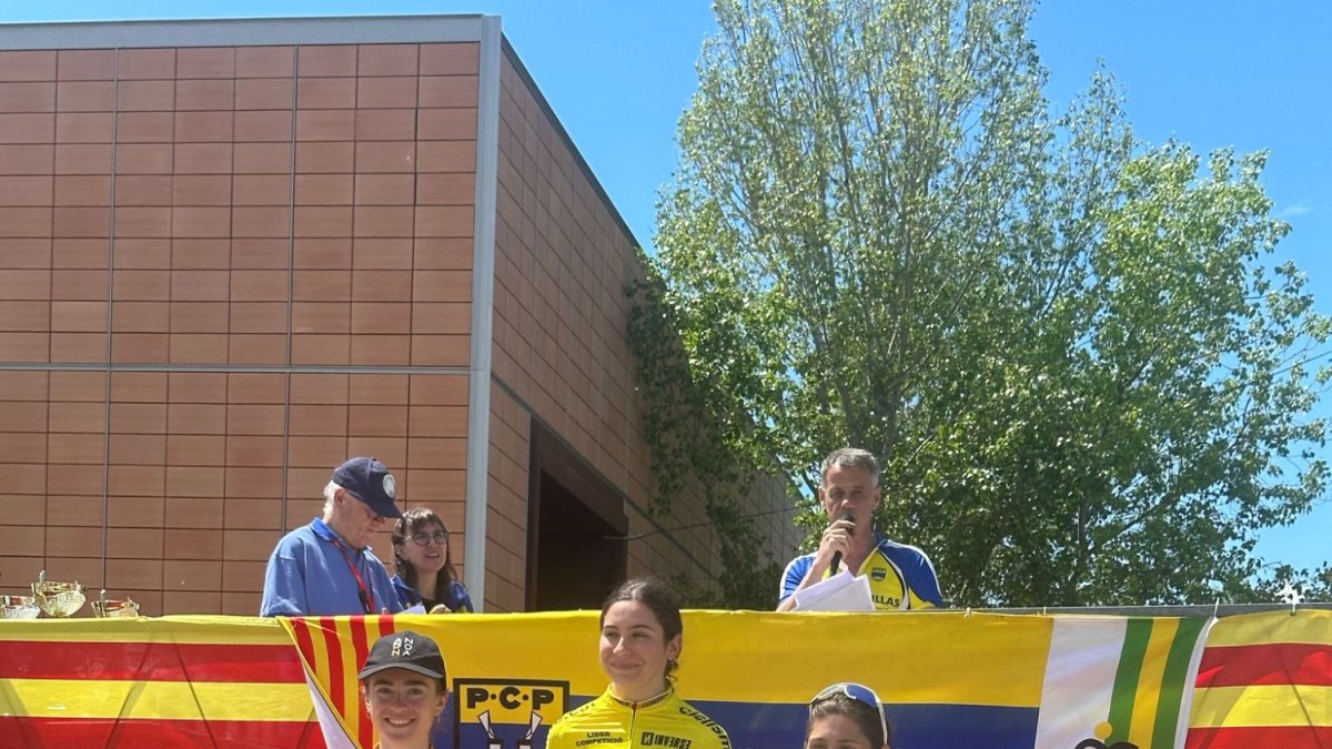 Isis Baraldés, a l’esquerra, al podi de Sabadell.