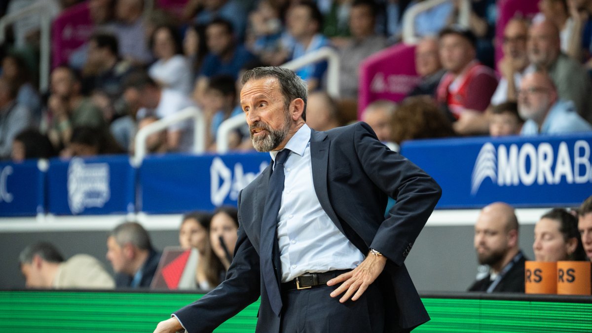 Joan Plaza donant instruccions, diumenge.