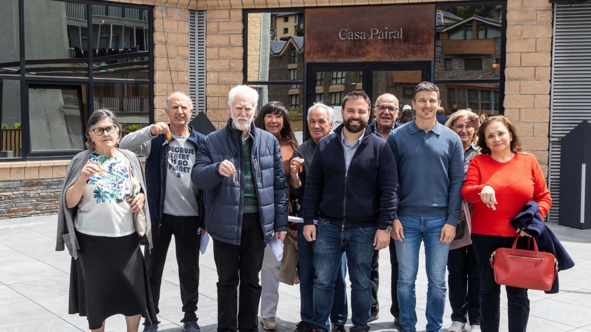 Els adjudicataris dels horts socials, Roger Fité i Marc Jové després de repartir les claus