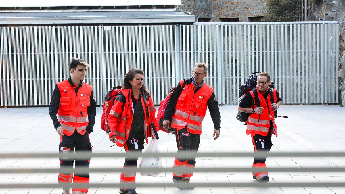Voluntaris de la Creu Roja en acte de servei.